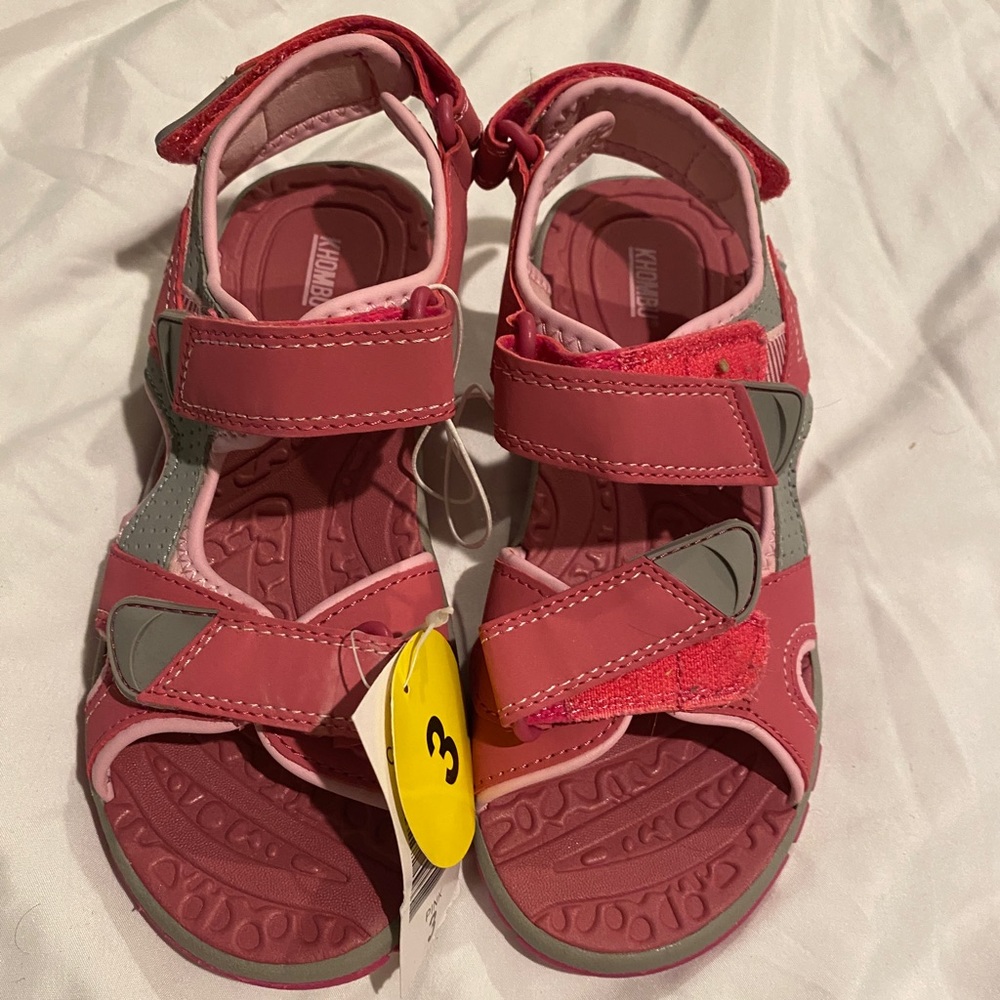 New with tags Velcro. Adjusts across the foot, at the heel, and at the ankle.
